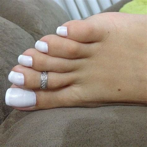 pies hermosos in 2020 long toenails pretty toe nails white toenails