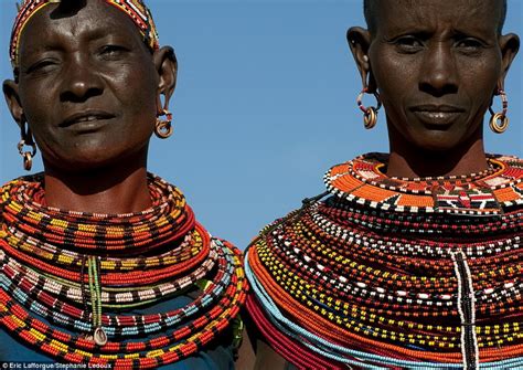 international cn fotografie die bunten perlenketten der frauen in kenia