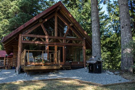 gorgeous log cabin   lake cottages  rent  campbell river