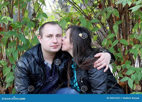 meisjes kussende jongen op de wang stock foto image  schoonheid vrolijk