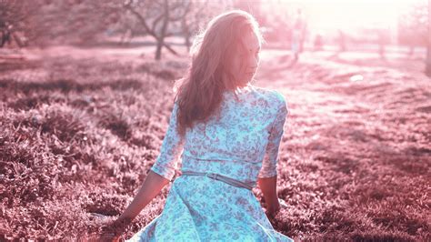 무료 이미지 자연 소녀 여자 사진술 햇빛 모델 봄 빨간 색깔 비행 유행 푸른 담홍색 시즌 꽃들