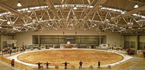 holds  record   biggest pizza   world pics