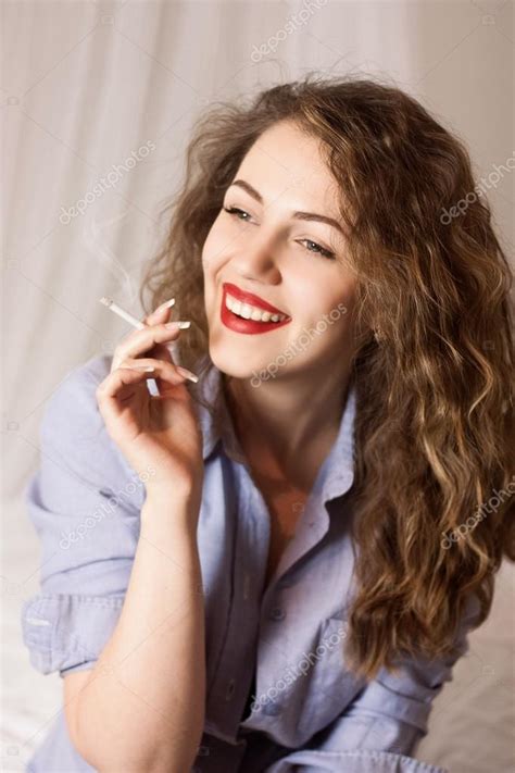 Stylish Emotional Girl With Red Lips And Curly Hair Is Smoking — Stock