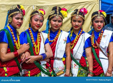 nepalese dansers  traditionele nepali kledij redactionele stock foto