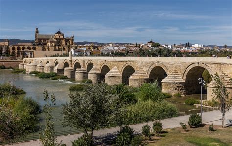 cordoba mit der puente romano foto bild spanien architektur
