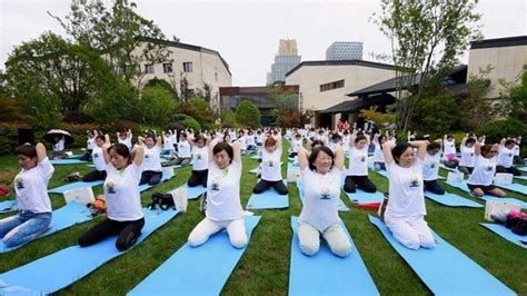 indian chinese yoga enthusiasts practice poses  great wall