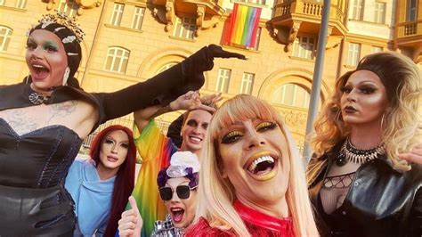 russians celebrate lgbt pride in front of u s embassy s rainbow flag