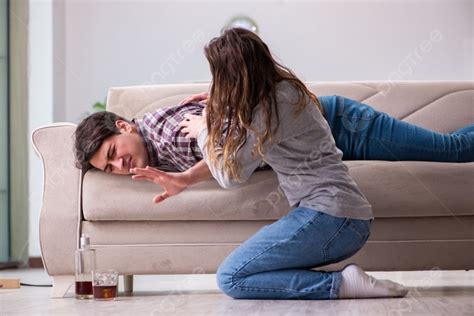 مشكلة الشرب في حالة سكر الزوج الرجل في مفهوم الأسرة الشباب صورة الخلفية