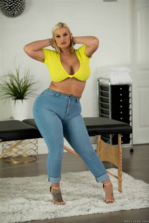 julie cash strips her sexy top and jeans my pornstar book