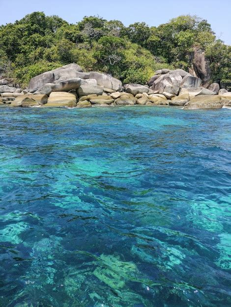 bourder island  crystal green sea myanmar premium photo