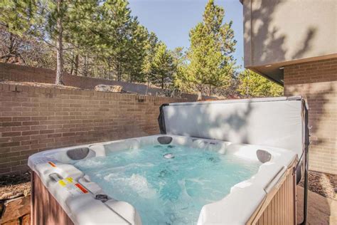 airbnb with a hot tub — colorado springs hostē