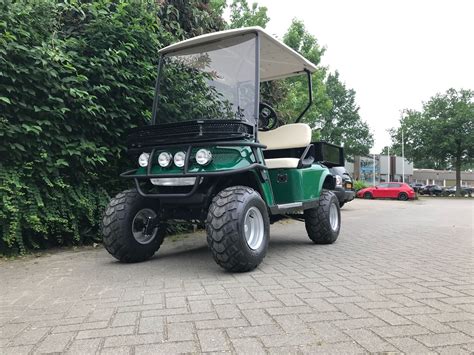 ezgo txt elektrische golfkar groen met verhoogset bringo electric vehicles