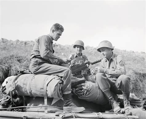 Us Soldiers Playing Cards During Break In Fighting World