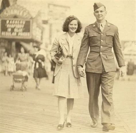 27 vintage photos of military couples that will melt your heart
