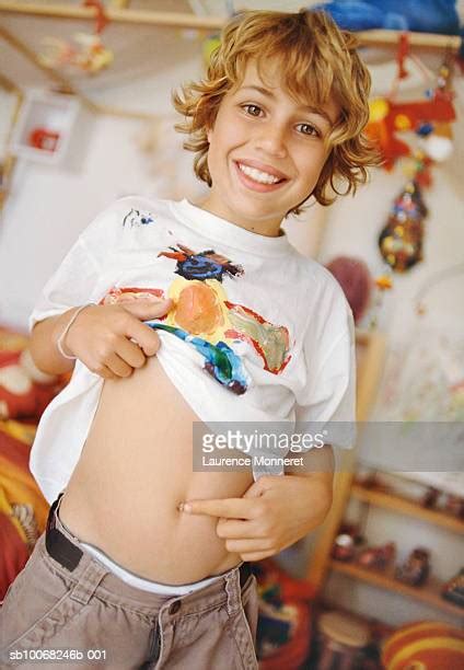 Male Belly Button Photos Et Images De Collection Getty Images