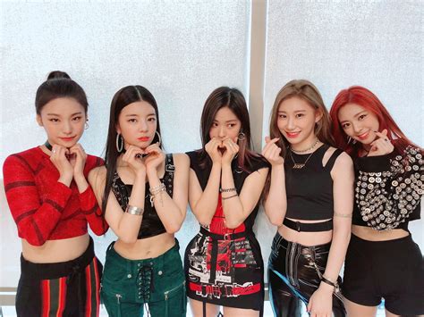 pin by 𝘀𝘄𝗲𝗲𝘁𝗳𝗲𝘃𝗲𝗿 on itzy itzy kpop girls kpop girl groups