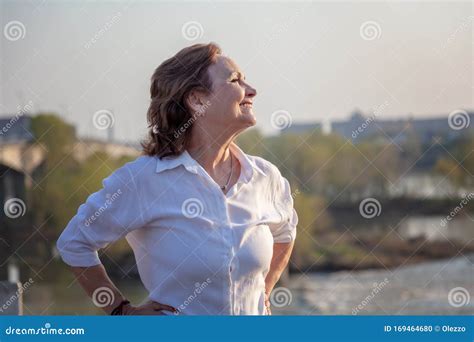 Mooie Volwassen Vrouw Van 60 Jaar Oud In Een Wit Shirt Seniorburger