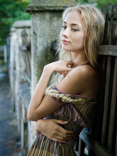 blonde en ung vakker russisk jente utendørs