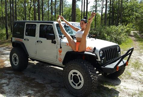 Let This Jeep Loving Yoga Gal Spice Up Your Instagram Feed