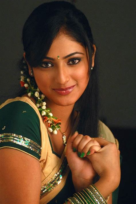 sun shines tamil actress hari priya saree stills