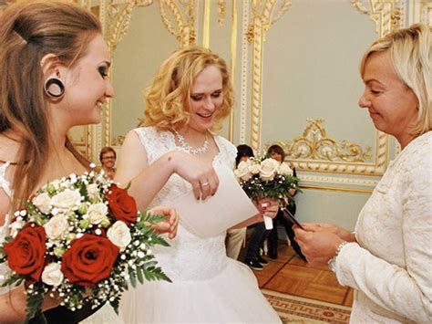 Two Brides Get Married To Each Other In First Russian Lgbt Wedding