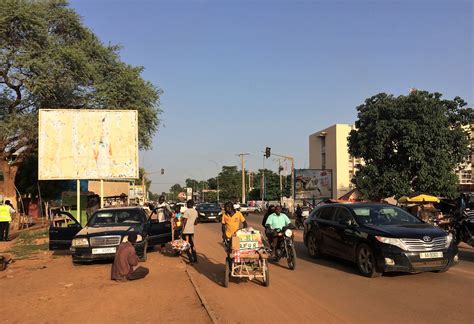 file niger niamey boulevard de l indépendance 1 rue yn 2 wikimedia commons