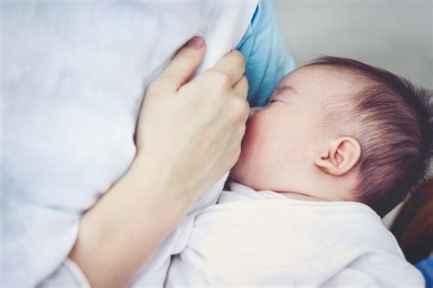 تغذية الطفل من الولادة حتى 4 أشهر ويب طب