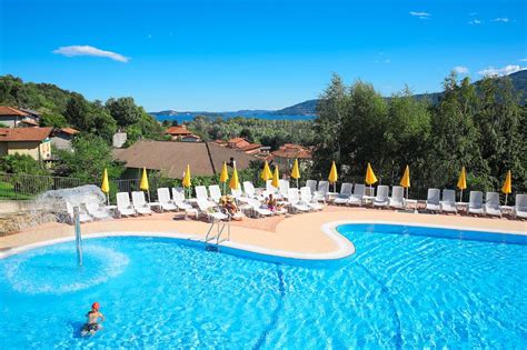 lago maggiore vakantiepark met zwembad en uitzicht op het meer
