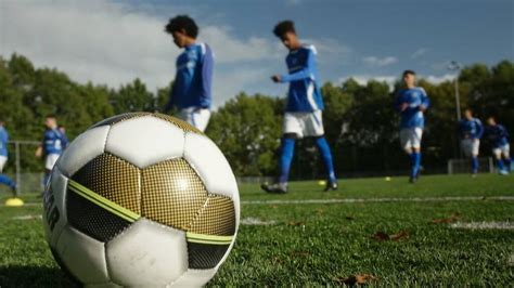 geen voetbalwedstrijden voor jonge asielzoekers door strenge fifa regels
