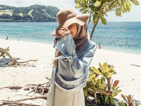 6 Tips Menarik Padu Padan Hijab Ke Pantai Yang Simple Ala Selebgram