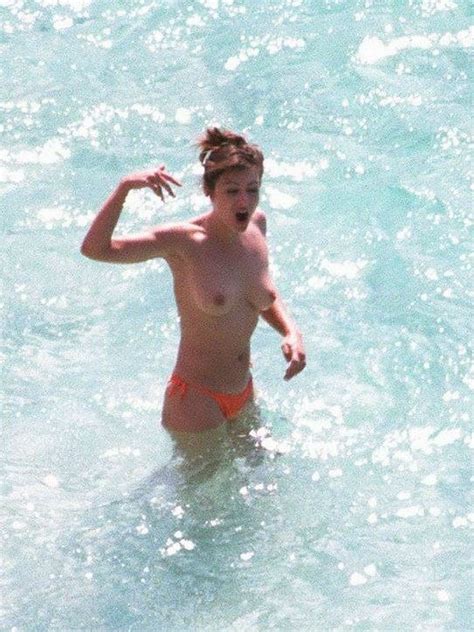 Elizabeth Hurley Topless 8 Photos Thefappening