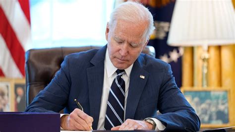 Biden Signs 15 Minimum Wage For Federal Contract Workers Nbc New York