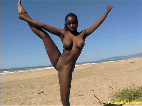 natural tit ebony exhibitionist naked at the beach pichunter