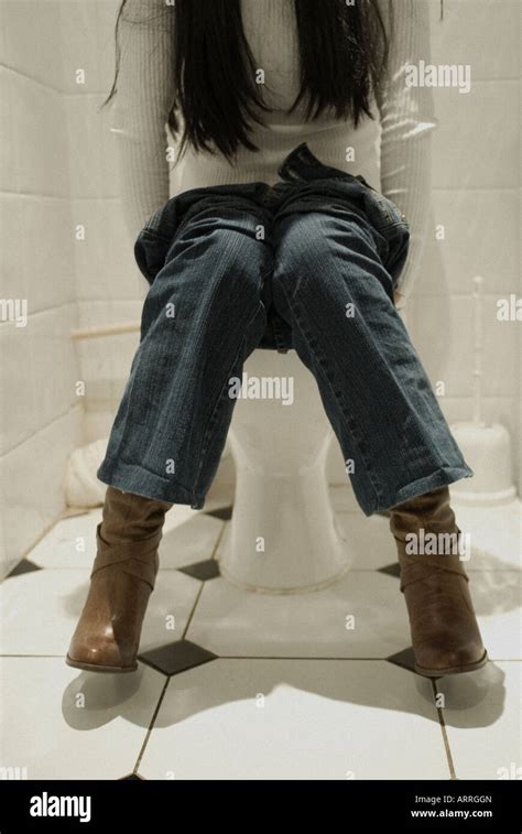 woman on toilet fotos und bildmaterial in hoher auflösung alamy