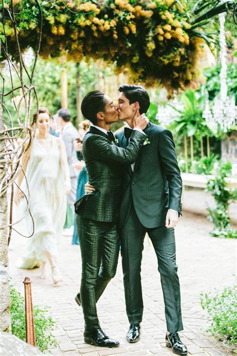 33 beautiful lgbtq wedding photos that are overflowing with love