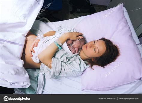 madre sosteniendo a su bebé recién nacido después del