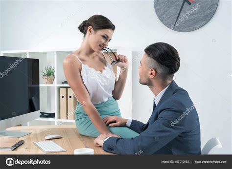sexy sekretärin verführt chef am arbeitsplatz stockfotografie