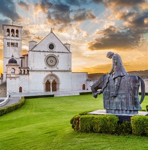 la basilica de san francisco de asis uno de los lugares religiosos mas importantes  ver en