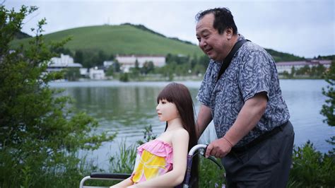 la historia del empresario japonés que dejó a su esposa por una muñeca