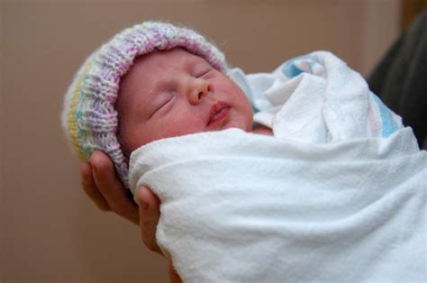 bayi pertama lahir daripada rahim wanita   meninggal dunia