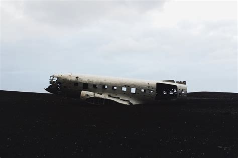 gambar pesawat terbang mengangkut kendaraan perusahaan penerbangan