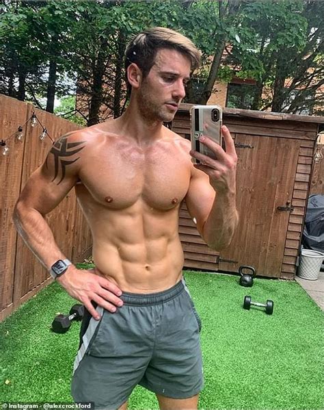 hunky personal trainer loses 1 000 instagram followers in 24 hours