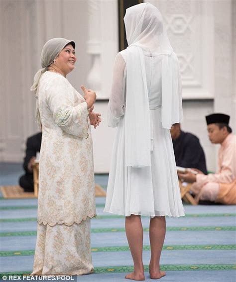 kate middleton makes first visit to mosque and wears veil and attire like princess diana did