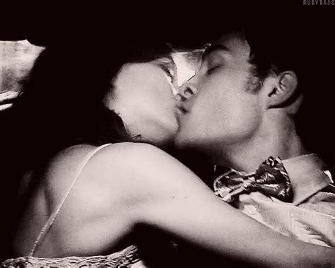 kissing blair waldorf find and share on giphy