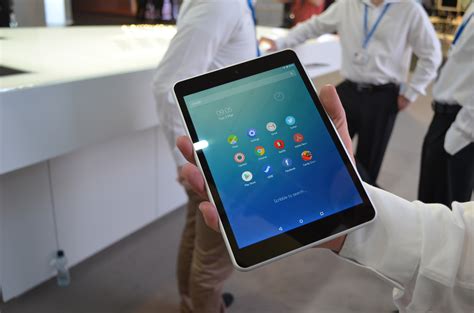 mwc  nokia  android tablet hands     ipad mini   nice flavour