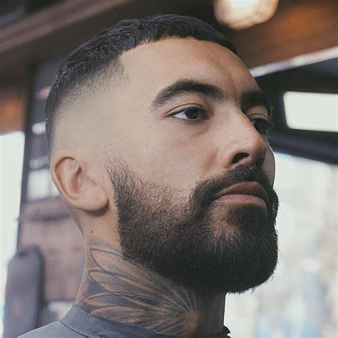 La riga nell'uomo si ritrova generalmente sulle acconciature con capelli lunghi. Capelli uomo: le tendenze per l'autunno/inverno 2020-2021 - CapelliStyle