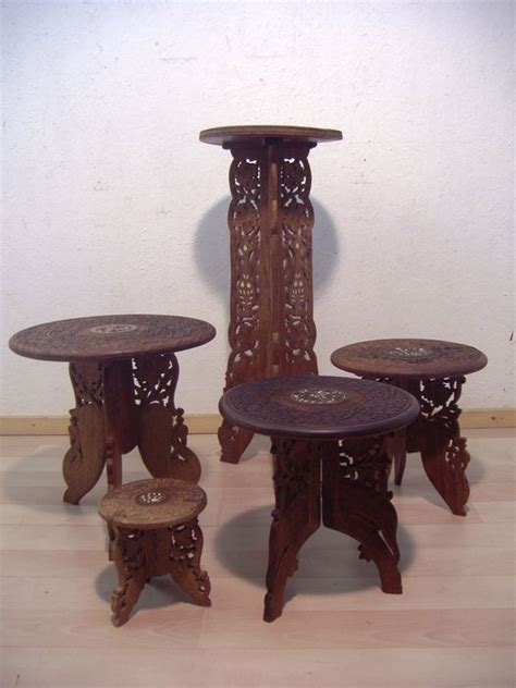 veilinghuis catawiki kavel met  indiase houtsnijwerk tafeltjes tafeltjes