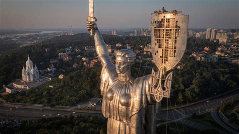 ukrainisches wappen  statue  kiew kulturnachrichten kultur wdr