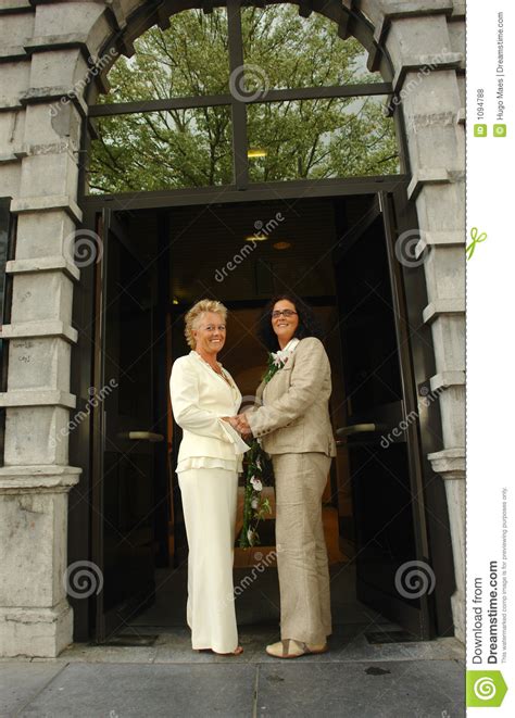 lesbische bruiden voor stadhuis na huwelijksceremonie