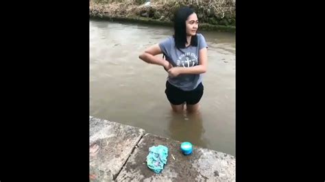 Wow Hot Girl Take Off Underwear While Bathing In The River Youtube